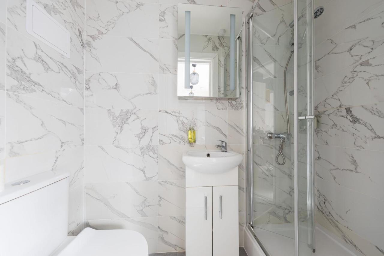 Lovely Private Room And Shower At Anson Hotel Londra Esterno foto